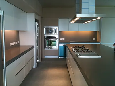 Barra de cocina con cubierta de mármol