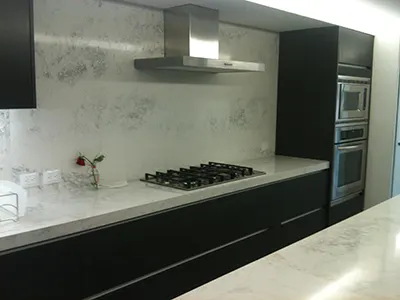 Barra de cocina con cubierta de mármol