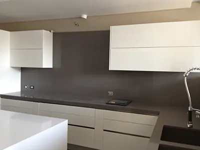 Cocina integral blanca con melamina marrón