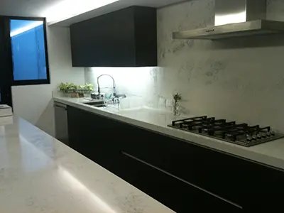 Cocina integral combinada con mármol y melamina negra